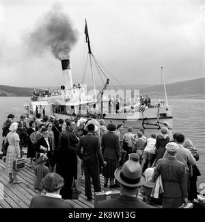 Mjøsa August 1953. Der Dampfer Skibladner, der älteste Raddampfer der Welt im täglichen Betrieb. Segelt wieder. Hier sagt das Boot zum Kai in Lillehammer, wo erwartungsvolle Reisende warten. Unter ihnen eine Gruppe internationaler Sommerschulschüler, die eine Reise mit Mjøsa weißem Schwan bekommen, die sie nie vergessen werden. Foto: Børretzen / Aktuell / NTB Stockfoto