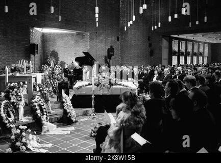 Oppegård 8. Januar 1988. Übersichtsbild aus der Sofiemyr Kirche in Oppegård während der Beerdigung von Rolf Presshus. Hier sehen wir Jan P. Syse, Kåre Willoch und Premierminister Gro Harlem Brundtland. Foto: Morten Hvaal / NTB / NTB Stockfoto