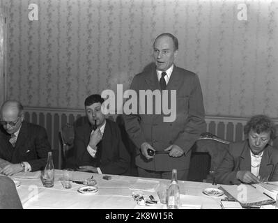 1952 Oslo. Treffen im norwegischen Schriftstellerverband im Restaurant Georges. Hier steht der Autor, Kritiker und Theatermanager Hans Heiberg (1904-78). T.V: Für ihn sitzt Torolf Elster und raucht auf einer Pfeife Foto: Odd Nicolaysen / Current / NTB Stockfoto