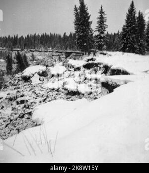 Overhalla, 19590222 große Bodenmassen sind im Fluss Namsen unterhalb von Hildrem Fergested zwischen Vibestad und Øyesvold in Overhalla ausgebrochen. Die Masse ließ sich wie ein Grat über den Fluss nieder und bildete einen Pool, der Hunderte von Dimensionen unter Wasser setzte und die Siedlung bedrohte. Hier ist die Situation über dem Crash. Sich bewegende Lehmmassen, Tannen stürzen um. Foto: NTB Corr / NTB Stockfoto