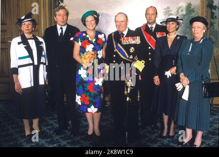 Oslo 19860513. Königin Beatrix und Prinz Claus der Niederlande bei einem offiziellen Besuch in Norwegen. Die königliche Familie fotografiert im Vogelwetter auf dem Schloss (die Königin in floralen. Foto: Knut Nedrås NTB / NTB Stockfoto