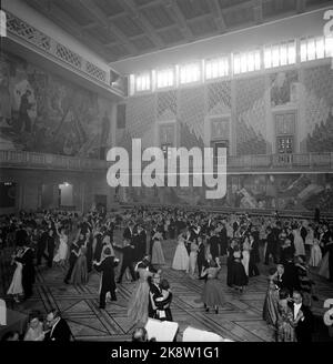 Oslo 19590216: Bankett im Ratshaus nach der Eröffnung der Norwegischen Oper. Übersichtsbild aus dem Saal, Party-gekleidete Menschen tanzen. Foto: Børretzen / Aktuell / NTB Stockfoto