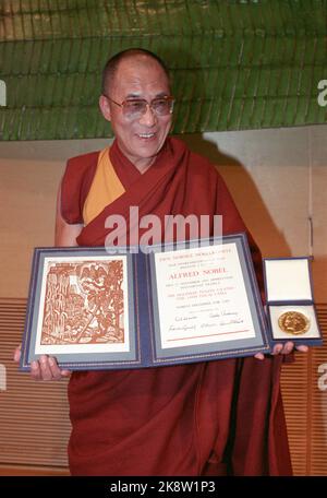 Oslo 198912: Friedensnobelpreis 1989 an den Dalai Lama. Der Nobelpreis im Rathaus von Oslo. Das Bild: Dalai Lama mit dem Nobelmedaillon und dem Diplom. Foto: Eystein Hanssen Stockfoto