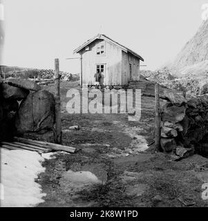 Lofoten, Juni 1951. Mehrere Fischerdörfer in Lofoten werden geräumt, weil sie ohne Strom, Straßen-, Kais- und Telefonanschluss nicht betrieben werden können. An einigen Orten haben die Gemeinden beantragt, Geld vom Staat zu bewegen, um die gesamte Bevölkerung einschließlich der Häuser zu bewegen. Hier ist ein leeres Haus auf Helle, das die Besitzer noch nicht umgezogen haben. Foto: Sverre A. Børretzen / Aktuell / NTB Stockfoto