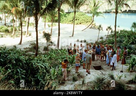 Beerdigungsszene Film: The Beach (USA/UK 2000) Regie: Danny Boyle 02 February 2000 **WARNUNG** Dieses Foto ist nur für den redaktionellen Gebrauch bestimmt und unterliegt dem Copyright von 20. CENTURY FOX und/oder des Fotografen, der von der Film- oder Produktionsfirma beauftragt wurde und darf nur von Publikationen im Zusammenhang mit der Bewerbung des oben genannten Films reproduziert werden. Eine obligatorische Gutschrift an 20. CENTURY FOX ist erforderlich. Der Fotograf sollte auch bei Bekanntwerden des Fotos gutgeschrieben werden. Ohne schriftliche Genehmigung der Film Company kann keine kommerzielle Nutzung gewährt werden. Stockfoto