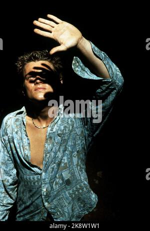 Leonardo DiCaprio Film: The Beach (USA/UK 2000) Charaktere: Richard Regie: Danny Boyle 02 February 2000 **WARNUNG** Dieses Foto ist nur für den redaktionellen Gebrauch bestimmt und unterliegt dem Copyright von 20. CENTURY FOX und/oder des Fotografen, der von der Film- oder Produktionsfirma beauftragt wurde und darf nur von Publikationen im Zusammenhang mit der Bewerbung des oben genannten Films reproduziert werden. Eine obligatorische Gutschrift an 20. CENTURY FOX ist erforderlich. Der Fotograf sollte auch bei Bekanntwerden des Fotos gutgeschrieben werden. Ohne schriftliche Genehmigung der Film Company kann keine kommerzielle Nutzung gewährt werden. Stockfoto