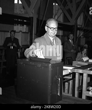 Oslo 19531012 die Parlamentswahlen 1953 waren die ersten Wahlen, nachdem die sogenannte Bauernabteilung aufgehoben wurde. Die Labour Party bekommt eine Mehrheit. Hier stimmt Außenminister Halvard lange. Foto: NTB / NTB Stockfoto