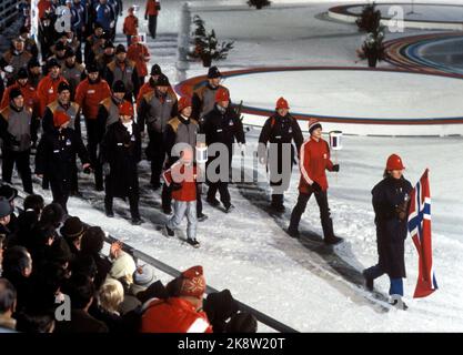 Seefeld, Österreich, 1985-01: Ski-Weltcup. Die Weltmeisterschaft 1985 war zumindest bis dahin die größte Erfolgsmeisterschaft für den norwegischen Skisport. Insgesamt nahmen die norwegischen Athleten 15 Medaillen ein, davon 5 Gold, 5 Silber und 5 Bronze. Picture: Eröffnungsfeier Ski-Weltcup in Seefeld 17. Januar 1985. Die norwegischen Athleten in die WM-Arena. Flaggenträger mit norwegischer Flagge: Berit Aunli. Foto: Inge Gjellesvik / NTB / NTB Stockfoto