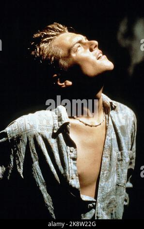 Leonardo DiCaprio Film: The Beach (USA/UK 2000) Charaktere: Richard Regie: Danny Boyle 02 February 2000 **WARNUNG** Dieses Foto ist nur für den redaktionellen Gebrauch bestimmt und unterliegt dem Copyright von 20. CENTURY FOX und/oder des Fotografen, der von der Film- oder Produktionsfirma beauftragt wurde und darf nur von Publikationen im Zusammenhang mit der Bewerbung des oben genannten Films reproduziert werden. Eine obligatorische Gutschrift an 20. CENTURY FOX ist erforderlich. Der Fotograf sollte auch bei Bekanntwerden des Fotos gutgeschrieben werden. Ohne schriftliche Genehmigung der Film Company kann keine kommerzielle Nutzung gewährt werden. Stockfoto