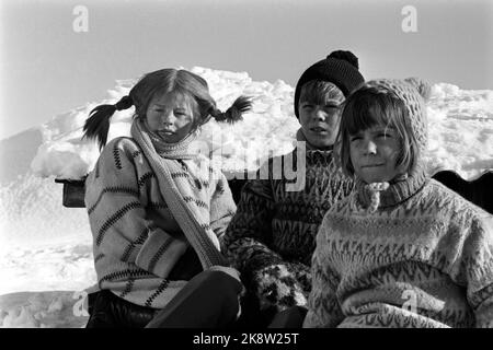 Røros März 1968 Aufnahme des Films über Pippi Langstrumpf aus den Büchern von Mastrid Lindgren. Pippi wird von Inger Nilsson gespielt. Hier ist Pippi mit Tommy (per Sundberg) und Annika (Maria Persson), die ihre Freunde im Film sind. Foto: Aage Storløkken / Aktuell / NTB Stockfoto