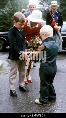 Hurdal 1979-09: Haraldvangen. Das Kronprinzenpaar und die Kinder besuchen Haraldvangen am 2. September 1979 in Hurdal. Haraldvangen ist ein Ferien- und Campschulzentrum, das speziell für Behinderte geeignet ist. Das Bild: Prinz Haakon Magnus erhält ein Geschenk - einen niedrigen Hurdalspaziergang, von Tom André Henriksen. Der Prinz bekommt Hilfe von seiner Mutter, Kronprinzessin Sonja, um das Geschenk zu erhalten. Foto: Vidar Knai / NTB / NTB Stockfoto