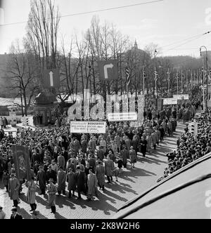 Oslo 19560501 1. Mai Zug / Demonstration in Oslo. Übersichtsbild vom Karl Johans Tor, mit langen Zügen und vielen Plakaten / Passwörtern. Foto: NTB / NTB Stockfoto