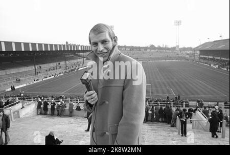 Selhurst Park, London 19721125. Sportreporter in NRK Knut Th. Gleditsch in England, um das Tippspiel am Samstag im Fernsehen zu kommentieren. Jede Woche reist einer der TV-Sportreporter nach England, um sich über das Spiel zu äußern. Hier folgen wir Knut Th. Gleditsch reist von Oslo aus, bis er zurück ist. Im Bild ist Gleditsch bereit für die Übertragung aus dem Spiel. Foto: Aage Storløkken Current / NTB Stockfoto