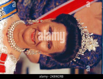 Amsterdam 199604. Das norwegische Königspaar, Königin Sonja und König Harald, besucht offiziell die Niederlande. Picture: Königin Sonja Galla Portrait. Die Queen hat eine Kopie von Queen Mauds Perlediadem angefertigt, die während eines Einbruchs beim bekannten Juwelier Garrard im Februar letzten Jahres in London gestohlen wurde. Beim Staatsbesuch in den Niederlanden am Montag nutzte sie das Diadem zum ersten Mal. (NTB-Foto: Rune Petter Ness) Stockfoto