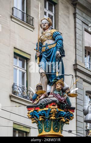 Gemalte Statue an der Spitze einer Brunnensäule in der Altstadt von Bern in der Schweiz Stockfoto