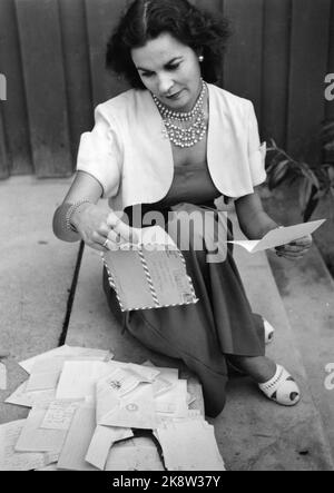 Oslo 19531021. Die Schauspielerin Eva Strøm Aastorp bietet die romantische Liebe zu Folketeatrets Opernerfolg „Gold Gravers“. Nach dem Film 'Jørund Smed' kamen viele Bewunderer. Hier sehen wir, wie sie einige von ihnen las. Foto: Aage Storløkken / Aktuell / NTB Stockfoto