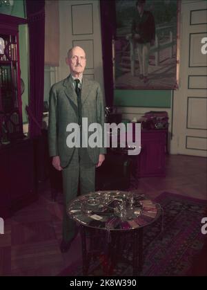 Oslo 19510526: König Haakon VII. Fotografiert auf dem Schloss. Vor ihm auf dem Tisch eine Auswahl von Aufträgen. Foto: NTB / NTB Stockfoto