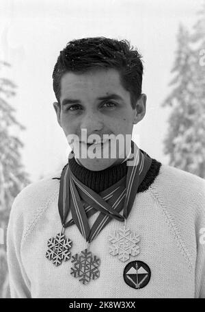 Oslo Februar 1966 WM in Holmenkollen. Der WM-König war der norwegische Gjermund Eggen, der drei Goldmedaillen mit 15 Kilometern, 50 Kilometern und Staffel holte. Hier das Ei mit den drei Goldmedaillen das Ei trägt den offiziellen WM-Pullover mit dem WM-Logo von Dale Fabrikker. Foto: Current / NTB Stockfoto