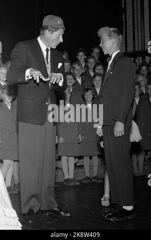 Oslo 1955: Entertainer und Filmschauspieler Danny Kaye reist als Botschafter des UN-Kinderhilfswerks UNICEF um die Welt. Er möchte gerne als ernsthafter und hart arbeitender Botschafter für die Benachteiligten auftreten, aber die Kieferfreude wurde nie verspielt, vor allem nicht, wenn er mit Kindern auftrat. Hier Kaye unter einer UN Matine im Saga-Kino, wo er sich mit den Mitgliedern eines Liederchores amüsiert. Der Junge im Vordergrund scheint Klavierteile auf den Kick zu bekommen .. Foto: Gerald Pagano / Current / NTB Stockfoto