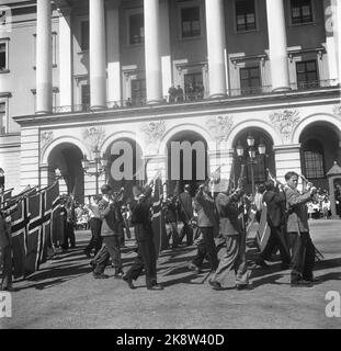 Oslo, 17. Mai 1954. Der Kinderzug fährt fast still am Schloss vorbei, Prinzessin Märtha starb am 5. April dieses Jahres, so dass die Feier vom 17. Mai etwas gedämpft war. Die königliche Familie steht auf dem Balkon und Wellen. Foto; NTB / NTB Stockfoto