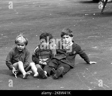 Oslo Juni 1968 Fast einhundert Zigeuner kamen im Frühjahr 1968 nach Oslo. Sie erhielten einen Platz auf dem Gasplot in Oslo East. Jeden Tag gibt es Menschen, die sie anschauen wollen. Drei Jungen spielen auf dem Grundstück. Foto: Sverre A. Børretzen / Aktuell / NTB Stockfoto