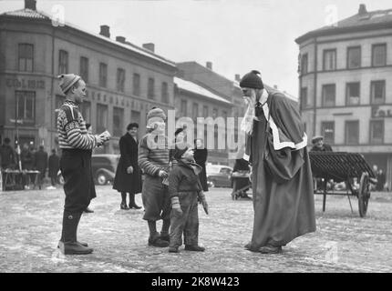 Oslo 195412 - Kinder treffen den Weihnachtsmann. Diese Kinder treffen ihn auf dem Platz. Strickpullover. Nikkers. Foto: Aage Storløkken / Aktuell / NTB Stockfoto