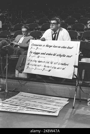 Oslo 19700516. Lennart Hyland hat im Zusammenhang mit der schwedischen Propagandawoche "Stockholm kommt nach Oslo" eines seiner berühmten Programme Hyland's Hörna in Norwegen eingestellt. Hier von den Tests in Studio 1 im neuen Fernsehhaus. Auf dem Foto stehen den Teilnehmern ein Liedtext des Prüfers zur Verfügung. Foto: Aage Storløkken Current / NTB Stockfoto