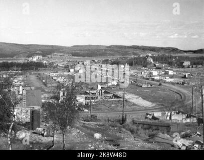 Die Kirkenes im Herbst 1945. Besuch des Kronprinzen; Kronprinz Olav reist nach dem Krieg durch Norwegen. (Hier die Zerstörung der Stadt; Krisenhäuser und Ruinen). Foto: Kjell Lynau / NTB Stockfoto