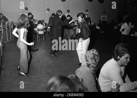 Oslo April 26. Die Disco 'Colony Club', die erste in Norwegen, zieht sowohl Prominente als auch andere an. Hier sind einige Tanzlöwen auf der Tanzfläche. Foto: Aage Storløkken / Aktuell / NTB Stockfoto