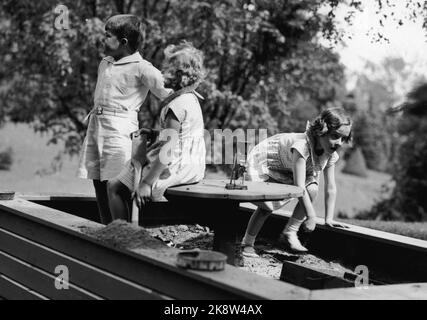 Skaugum Juni 1937. Prinzessin Ragnhild (Th) und Prinzessin Arid spielen im Garten von Skaugum zusammen mit einem unbekannten Jungen. Die drei zusammen in einem Sandkasten. Foto: NTB / NTB Stockfoto