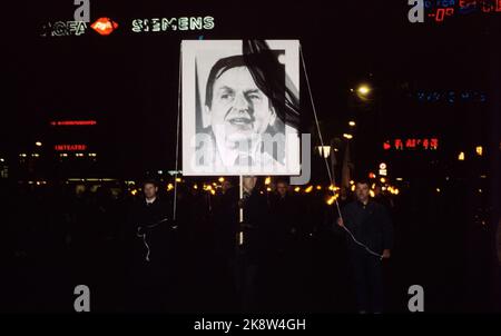 Oslo 19860309: Der Mord an Premierminister Olof Palme. Viele wurden besucht, um sich dem Fackelzug anzuschließen und an einem Erinnerungsfeiertag über Palme's Tod teilzunehmen. Hier ist ein Bild von einer Palme mit einem Trauerschleier im Fackelzug. Foto: Inge Gjellesvik NTB / NTB. Stockfoto