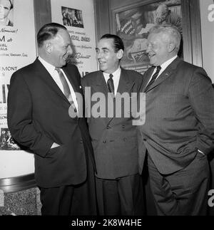 New York USA 19590121 amerikanische Premiere des Films 'Nine Liv' - die Geschichte des Kriegshelden Jan Baalsrud, von 1957, im Guild Theatre in New York. Hier aus V: Norwegens Botschafter Sivert Nielsen, Jan Baalsrud und Bernt Balchen vor dem Theater vor der Premiere. Foto: NTB Physical Lok: NTB-Archiv Umschlag Nr. 1792 Baalsrud. Stockfoto