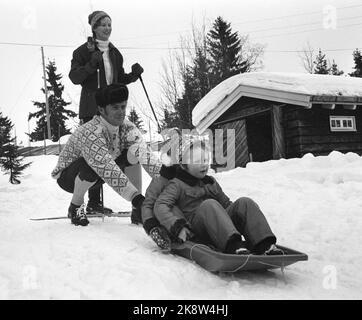 Gausdal Februar 1973. Königin Margrethe von Dänemark hat ihren 3-tägigen offiziellen Besuch in Oslo um eine Woche Winterurlaub in Gausdal in der Kabine eines Reeders erweitert. Sie hat mit der Familie Prinz Gemalen Prinz Henrik und die beiden Kinder Prinz Frederik und Prinz Joachim geerbt. Hier ist die ganze Familie draußen im Schnee. Foto: Ivar Aaserud / Aktuell / NTB Stockfoto