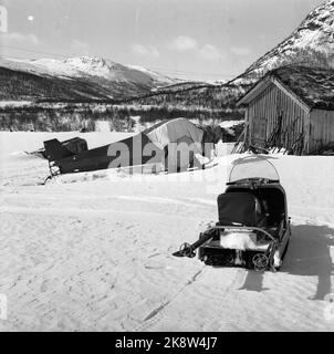 Argehovd nördlich von Møsvatn, Hardangervidda. März 1966. Åsmund Løvås (84) lebt und betreibt mit seinen beiden Söhnen den Hof Argehovd weit in Hardangervidda. Jagd und Fallenlassen gehören zu ihrem Alltag. Schneemobil mit Skiern und Zaubersprüchen. Foto: Aage Storløkken / Aktuell / NTB Stockfoto