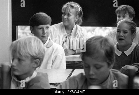 Oslo 1986-08-19: Die Kronprinzkinder beginnen bei kg. Prinzessin Märtha Louise und Prinz Haakon Magnus beginnen am Christian Gymnasium. Prinzessin Märtha wird mit der Klasse 9. an der Sekundarschule beginnen, während der Prinz 7 starten wird. Die Kinder waren früher Schüler an der Smedstad Schule. Das Bild: Prinz Haakon Magnus an seinem Platz am Schulschalter in seiner neuen Klasse. Er sitzt neben Truche Becher. Klassenraum, Klassenkameraden. Foto: Bjørn Sigurdsøn Stockfoto