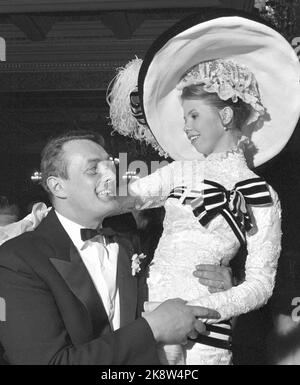 Oslo 19650327 - und danach wurde getanzt. Premiere des Films My Fair Lady im Colosseum-Kino mit anschließender Party in Bristol. Erik Bye mit einer schönen Dame. Foto; Sverre A. Børretzen / Aktuell / NTB Stockfoto