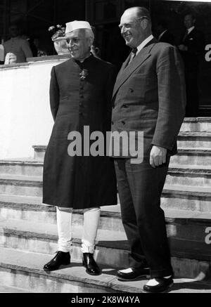 Asker 19570620. Indiens Premierminister Jawaharlal Nehru besucht Norwegen. Hier ist er mit Kronprinz Olav auf der Terrasse von Skaugum. NTB-Archivfoto / ntb Stockfoto