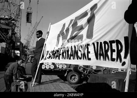 Oslo Juni 1963: Im April 1963 verabschiedete das parlament in Südafrika neue drastische Apartheid-Gesetze, die die Kluft zwischen farbigen und weißen Rechten noch größer machten. Es kam zu Demonstrationen gegen das Regime auf der ganzen Welt, mit Forderungen nach Boykott südafrikanischer Waren. Hier ist die Demonstration gegen Frachtschiff am Kai in Oslo. Demonstranten mit Transparenz. Texte auf dem Plakat: Nein zu südafrikanischen Waren! Der südafrikanische Student Freddy Reddy hält die Transparenz. Foto: Storløkken / currentl / NTB Stockfoto