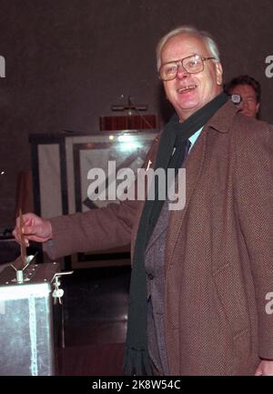 Oslo 19941128. Das Referendum über die Mitgliedschaft Norwegens in der EU. Die EU-Chefin Kristen Nygaard stimmt am Montagmorgen in der Urne ab. NTB Archivfoto Morten Holm / NTB Stockfoto