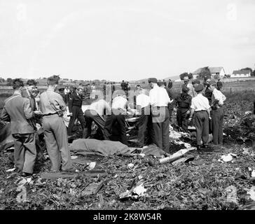 Sola, Flugzeugabsturz 19530710 auf der Sola Air Station. 11 Menschen starben, als ein norwegischer Thunderjet mit einem Dakota-Flugzeug der US Air Force kollidierte. Hier sind Rettungsmannschaften am Unfallort am Werk. Foto: NTB / NTB Stockfoto