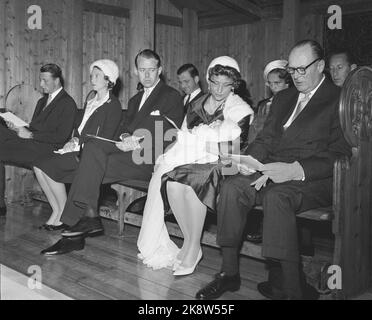 Oslo 19621004. In der Holmenkollenkapelle taufen Prinzessin Estad und Johan Martin Ferner ihre Tochter Cathrine. (Z. B.) Kronprinz Harald, Prinzessin Josephine-Charlotte von Luxemburg Johan Martin Ferner, Prinzessin Arid und König Olav. Foto: Ivar Aaserud Current / NTB Stockfoto