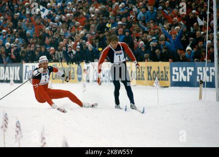 Oslo 19820225 - Bilderserie. Bild 3/5 - WM, 4 x 10 Kilometer Staffel für Männer. (Letzte Stufe, - die Staffelstufe, als Oddvar Brå den Stock brach.) Oddvar Brå (TV) und Alexander Savjalov (UdSSR) gehen gleichermaßen über Ziele. Lange Studien des Zielfotos endeten mit geteiltem Gold für den Sowjet und Norwegen. NTB-Foto: Erik Thorberg / NTB Stockfoto