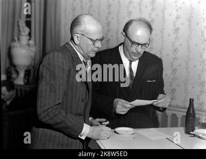 1952 Oslo. Treffen im norwegischen Schriftstellerverband im Restaurant Georges. Hier. Foto: Odd Nicolaysen / Aktuell / NTB Stockfoto