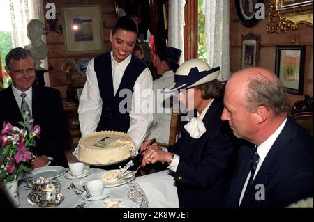 Bergen 15. Juni 1993. Grieg-Jubiläum. Königin Sonja liefert den Grieg-Kuchen zur Feier des 150.. Geburtstages des Komponisten in seinem Haus auf Troldhaugen. König Harald und Intendant Erling Dahl jr. Schauen Sie sich an. Foto: Marit Hommedaille / NTB / NTB. Stockfoto