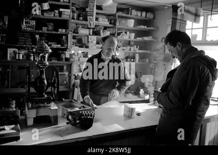 Rukkedalen in Hallingdal 1963 vom alten Landhändler in Rukkedalen in Hallingdal. Krambu. Länderhandel. Besitzer Arne S. Eidal hinter dem Tresen. Kunde vor der Theke. Foto: Sverre A Børretzen / Aktuell / NTB Ergänzende Informationen: Eidal Landhandel in Rukkedalen wurde im Jahr 2005 für Nes in Buskerud in das Millennium gewählt. Stockfoto