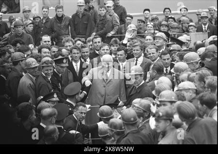 Schweden 196400704. Der sowjetische Führer Nikita Chruschtschow zu einem offiziellen Besuch in Sveige. Hier besucht Chruschtschow die Gøtaverken. Wir sehen ihn (in der Mitte des Bildes). Die Polizisten sind nervös, aber einige von ihnen mit Helm auf dem Kopf sind wahrscheinlich Zivilpolizisten. Die schwedische Polizei wurde aufgefordert, Chruschtschow während des Besuchs zu umringen. Foto: Current / NTB Stockfoto