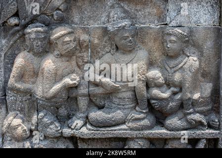 Indonesien, Java, Borobudur. Das größte buddhistische Denkmal der Welt, um 780-840 n. Chr. UNESCO-Weltkulturerbe. Detail von geschnitzten Steinfiguren. Stockfoto