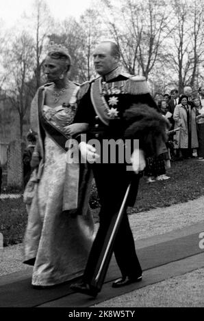 Asker 19530515. Große Volksfeier, als Prinzessin Ragnhild und Reeder Erling Lorentzen in der Asker Kirche heirateten. Picture: Die Eltern der Braut. Kronprinzessin Märtha kam zusammen mit ihrem Sohn Prinz Harald. Nach der Hochzeit verließ sie die Kirche an der Seite von Kronprinz Olav (im Bild). Die Kronprinzessin war sehr elegant in grau-blauem Brokat. Schmuck und Diadem. Foto: Sverre A. Børretzen / Aktuell Stockfoto