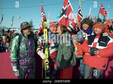 Hafjell 19940225. Olympische Winterspiele in Lillehammer Harald Chr. In der alpinen Kombination von Hafjell holte sich Strand Nilsen Bronze. Hier bekommt er einen Kuss und wird von begeisterten norwegischen Zuschauern mit norwegischen Fahnen gepriesen. Foto: Calle Törnström / NTB Stockfoto