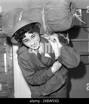 Lahaugmoen in Oslo Dezember 1959. Soldaten im Make-up: Frauen in Uniform. Menig Inger Moe mit up-to-Pack / Sack und Schlafsack. Foto: Ivar Aaserud / Aktuell / NTB Stockfoto